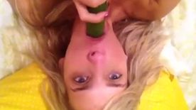 Loira gata se diverte com pepino dentro da xota